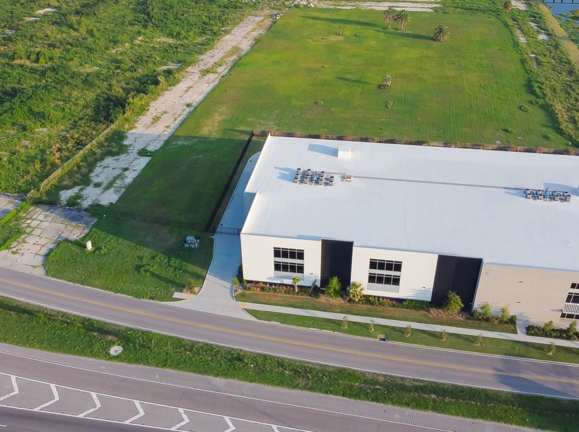 OPTIE:<br />
CHARLEROI (Marcinelle): Magazijn van 2.500m&amp;sup2; + bouwgrond (#7X+3_LUSL_HAI)<br />
&amp;bull; Perceel van +/- 4.000m&amp;sup2; in een gemengde