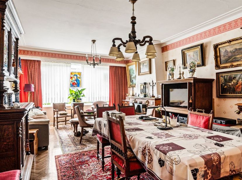In de rustige Maria de Heeltstraat vindt u dit  gelijkvloerse appartement, gelegen in een kleinschalig gebouw zonder syndicus. Deze woning biedt de pe