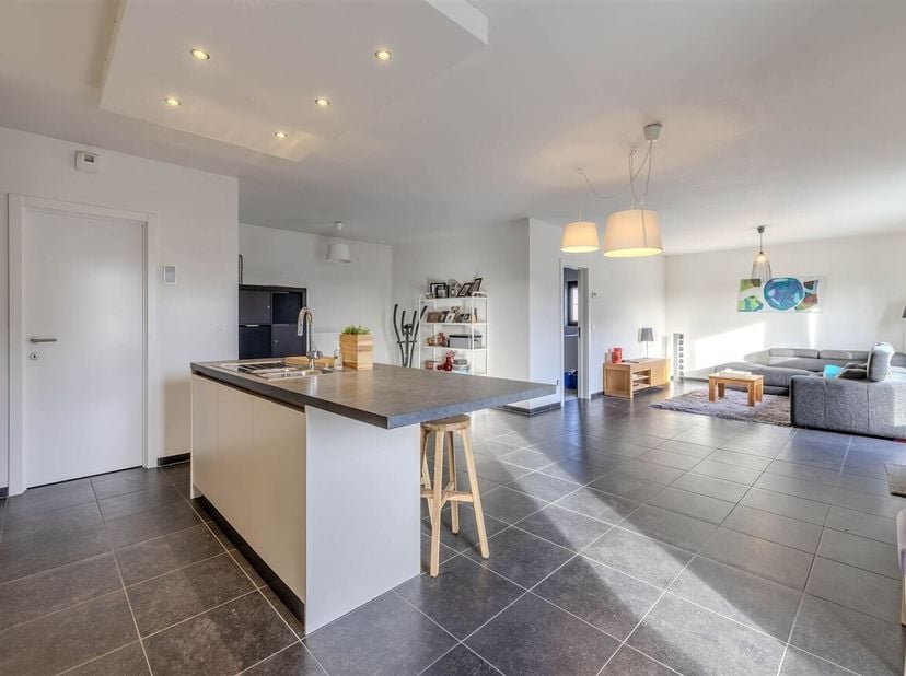 Ruim 3 slaapkamerappartement van 112m²<br />
Ligging:<br />
Het appartement geniet van een uitstekende ligging in het centrum van Veerle-Laakdal, op w