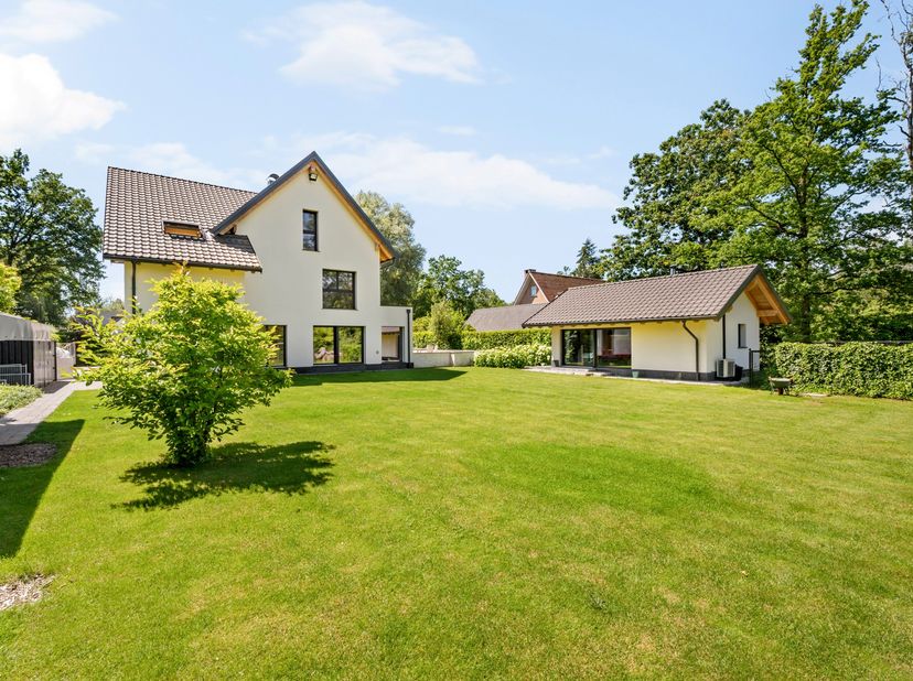 Tijdloze villa met polyvalent bijgebouw in een residentiële doodlopende straat.<br />
Deze uitstekend onderhouden villa die hoogwaardige materialen, r