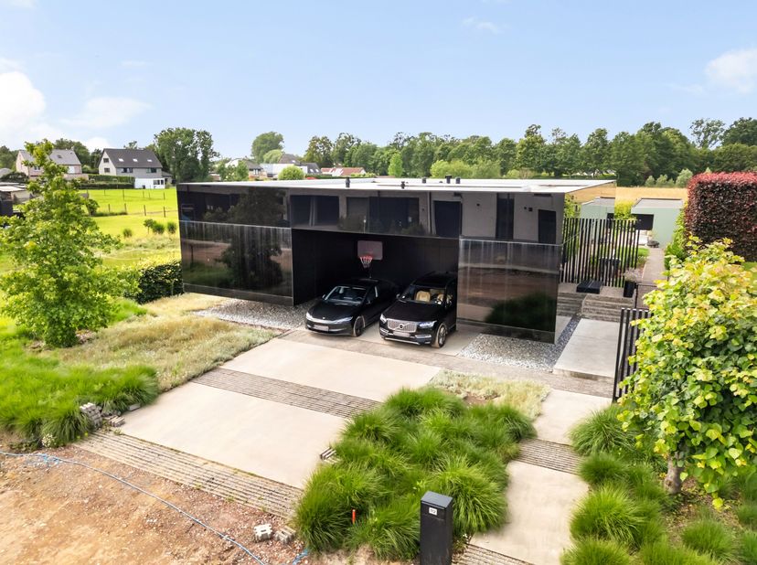Deze uitzonderlijke nieuwbouwwoning, ontworpen door Binst Architects, is veel meer dan een woning, het is een krachtig architecturaal statement. Een s