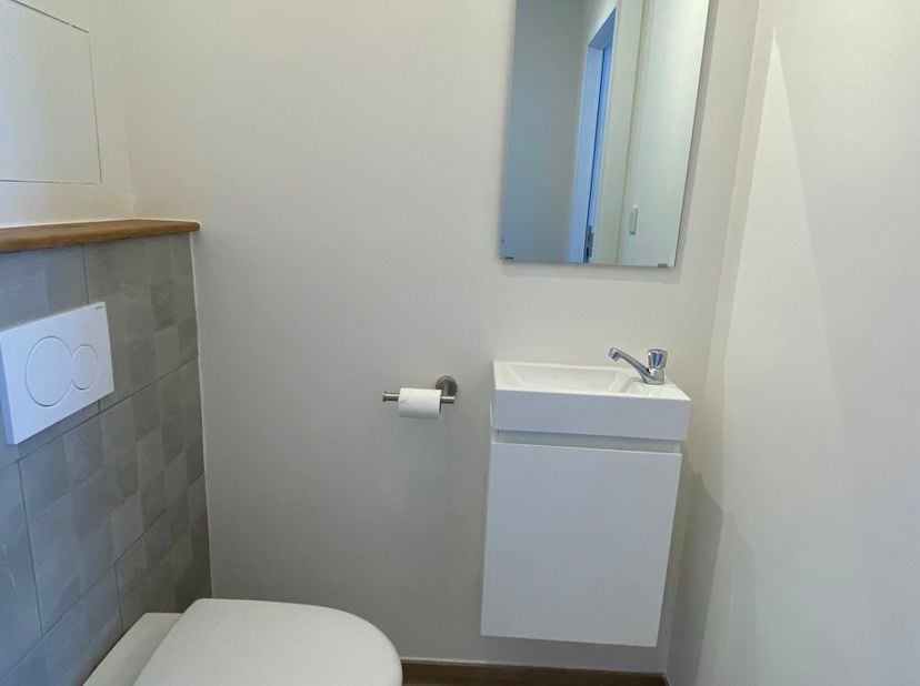 Deze knappe duplex is gelegen op de 1ste verdieping en is voorzien van 2 slaapkamers en een carport met berging.<br />
INDELING:<br />
1ste verdieping