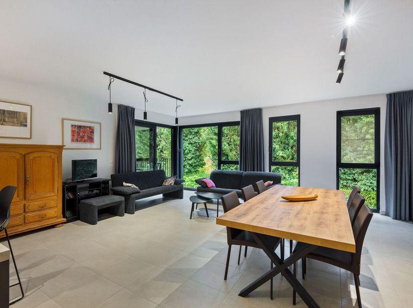 Bienvenue dans ce magnifique appartement économe en énergie, situé dans la paisible Mayken Verhulststraat à Malines. Cette impasse se trouve dans un q