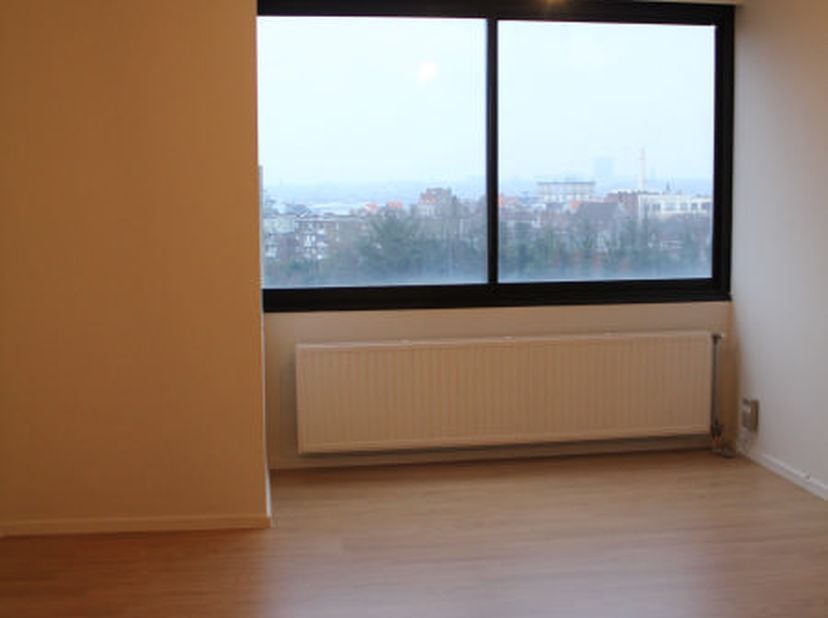Magnifique studio dans un immeuble rénové. Il se compose comme suit : hall d'entrée, séjour/living, cuisine  équipée, 1 salle de douche. Provisions po