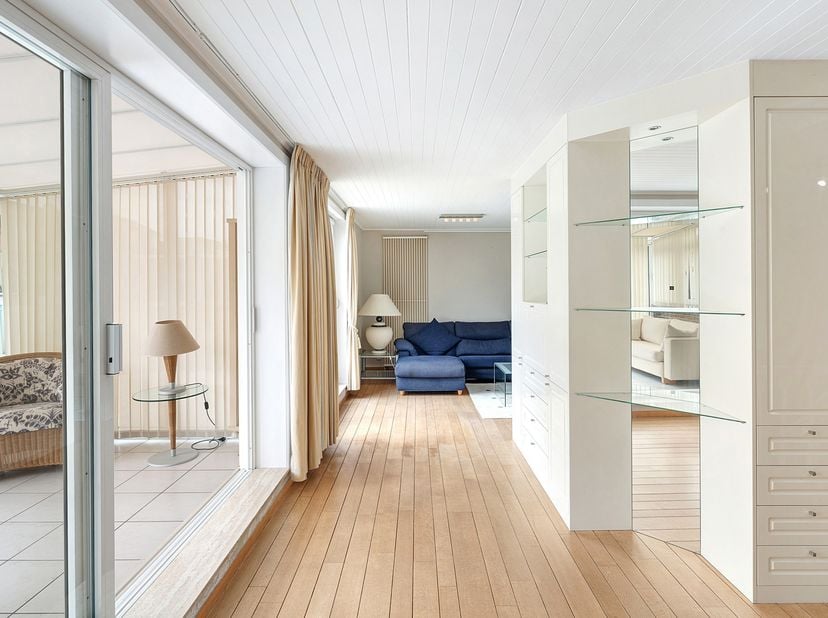 Goed gelegen duplex-appartement met drie slaapkamers, op slechts enkele stappen van het strand. Deze penthouse strekt zich uit over de vierde en vijfd