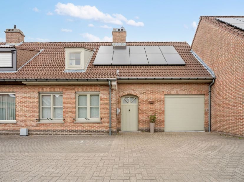 Instapklare gezinswoning te koop in Gullegem<br />
Je betreedt de woning via de inkomhal met gastentoilet. Vervolgens kom je in de gezellige leefruimt
