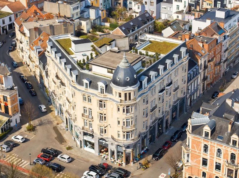 Goed gepresenteerd door Yanis Morsa: 0487 71 46 10 / yanis.morsa@victoire.be<br />
Victoire Junot stelt u dit uitzonderlijke duplex-penthouse van ±515