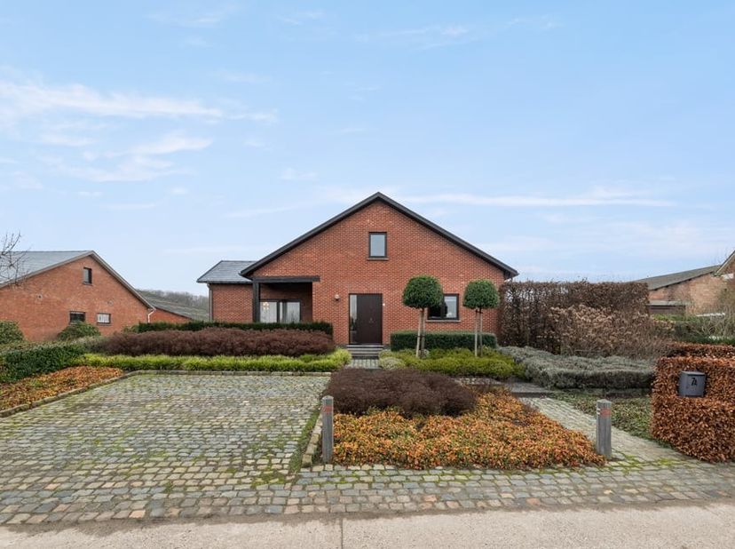 &amp;nbsp;Op Groenstraat 7A te Kortenaken bevindt zich deze bijzonder ruime gezinswoning, gelegen op een royaal perceel van maar liefst 26a82ca. De woning