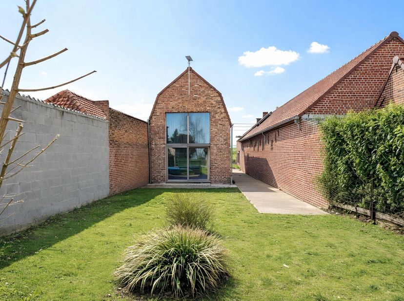 Leuke eigendom bestaande uit een charmant gerenoveerde woning, extra bijgebouw/atelier/extra woonst, en mooie grote tuin.<br />
Deze herbouwde woning