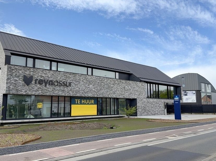 Cherchez-vous un bureau moderne avec une excellente visibilité à Lochristi? Découvrez ce bureau commercial au rez-de-chaussée dans une construction ré