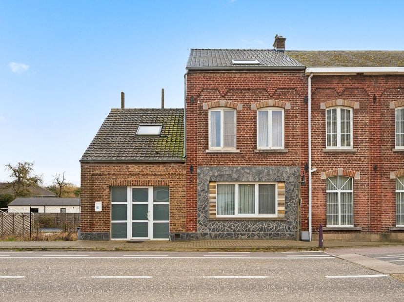 Deze halfopen woning is goed gelegen nabij het gezellige centrum van Hoegaarden. Zeer makkelijk bereikbaar via E40 (Luik-Brussel) met alle benodigdhed