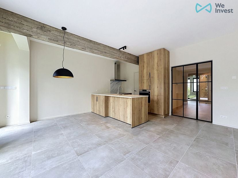 Tel: 0456 87 27 16 / E-mail: juliana.t@weinvest.be<br />
We Invest presenteert met trots dit prachtige, volledig gerenoveerde appartement met 2 slaapk