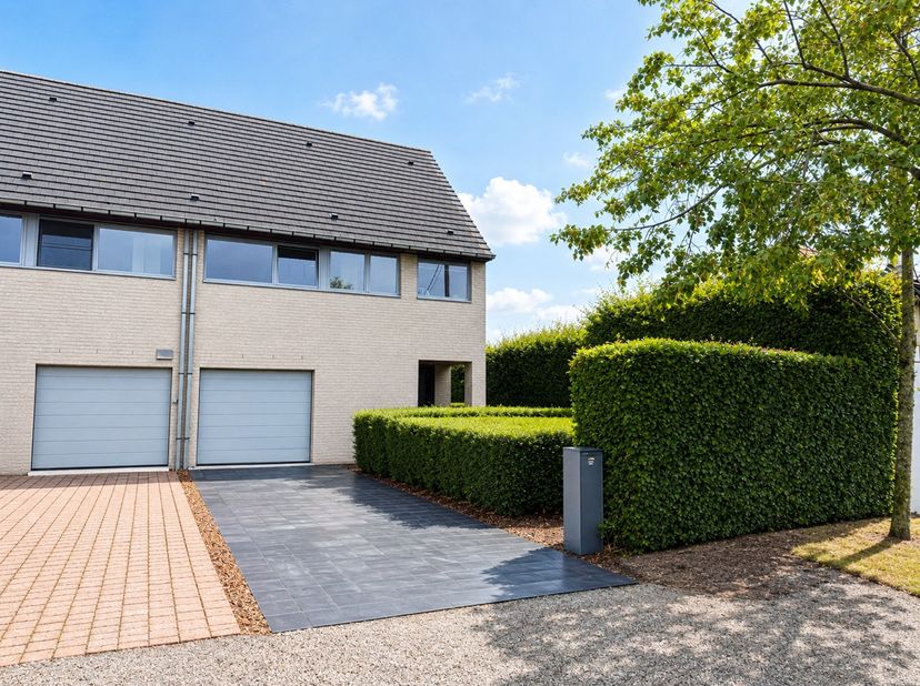 Deze fantastische koppelwoning met ruime woongedeeltes vinden we terug in Tielt, aan een vlotte verbindingsweg. <br />
<br />
De woning is instapklaar