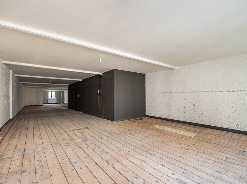 Atelier / espace polyvalent rénové d'environ 160 m² aux allures de loft, au centre ville, à proximité des commerces, écoles et transports en commun.<b