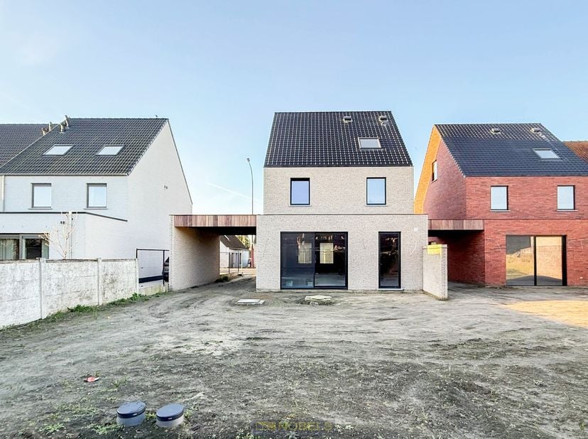 Mogelijkheid tot aankoop à 6% BTW!<br />
<br />
STIJLVOLLE OPEN BEBOUWING (BEN-WONING)&amp;nbsp;met ideale ligging tussen het CENTRUM VAN GAVERE EN DE N60