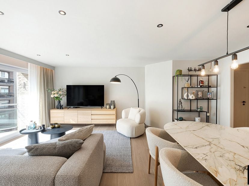 Ruim appartement met twee slaapkamers, gelegen op een centrale locatie aan de Parmentierlaan, vlak bij winkels, het centrum en op wandelafstand van de