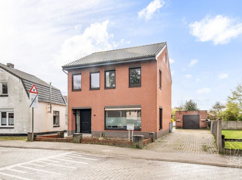 Deze charmante woning biedt een ideale combinatie van ruimte, comfort en kindvriendelijkheid. Recht tegenover de woning ligt een speelpark, waardoor k