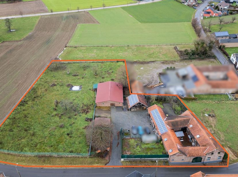BILZEN - Karaktervolle vierkantshoeve met werkplaats<br />
Deze unieke eigendom is gelegen in het landelijke Bilzen-Hoeselt en geniet van een vlotte v