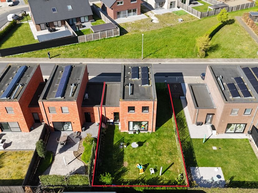 *BEZOEKMOMENT 20/08*<br />
<br />
Bij het betreden van de woning kom je in een inkomhal met een stijlvolle glazen deur en een gastentoilet. De lichtri