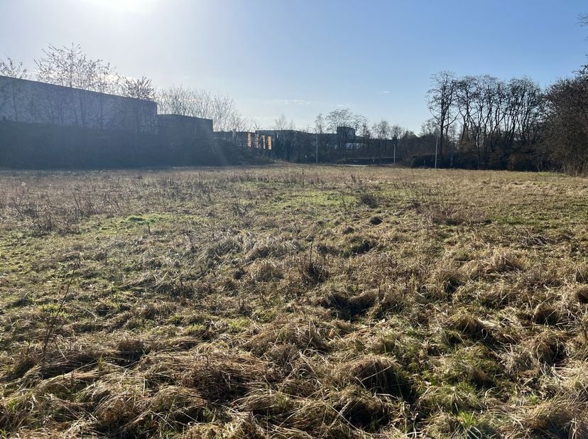 Op dit perceel van 70a62ca, gelegen in het bedrijventerrein Centrum‑Zuid te Houthalen‑Helchteren, biedt zich een unieke ontwikkelingskans aan: de real