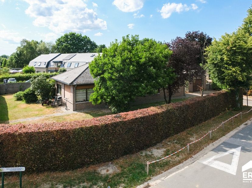 Rustig gelegen bungalow op ruim hoekperceel van 996 m² in het groene Wijchmaal.Op een uitstekende locatie in het landelijke Wichmaal bevindt zich deze