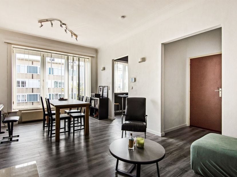 Autostaanplaats ter beschikking aan een meerprijs van 20.000 EUR, ideaal voor eigen gebruik of als investering. <br />
Locatie:  Dit instapklare 1-sla