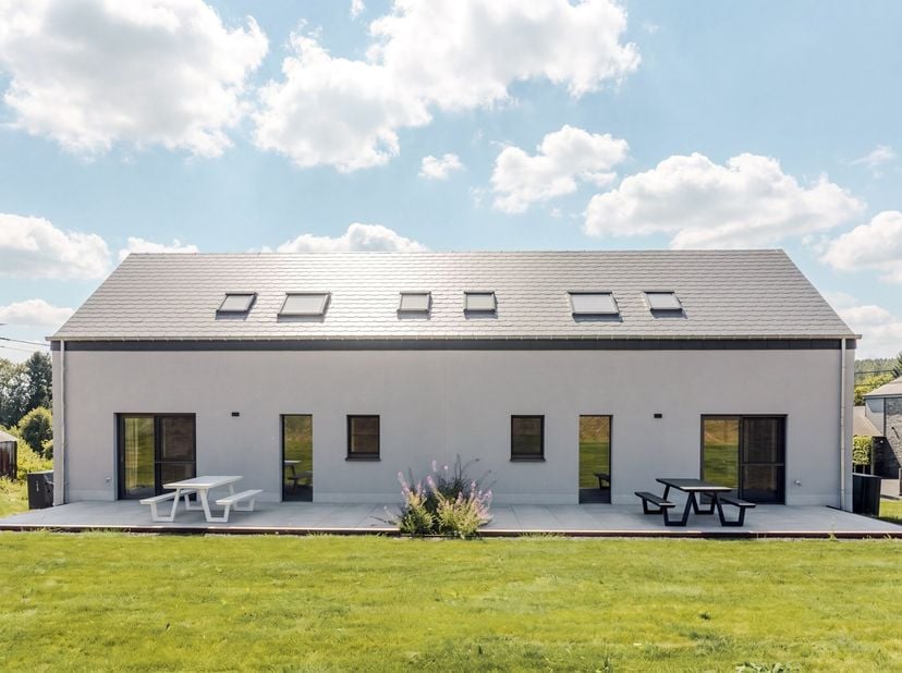 Op enkele minuten van Bastogne, in het hart van Saint-Ode, verenigt dit recente vastgoedcomplex twee geschakelde huizen met elk ongeveer 180 m² woonop