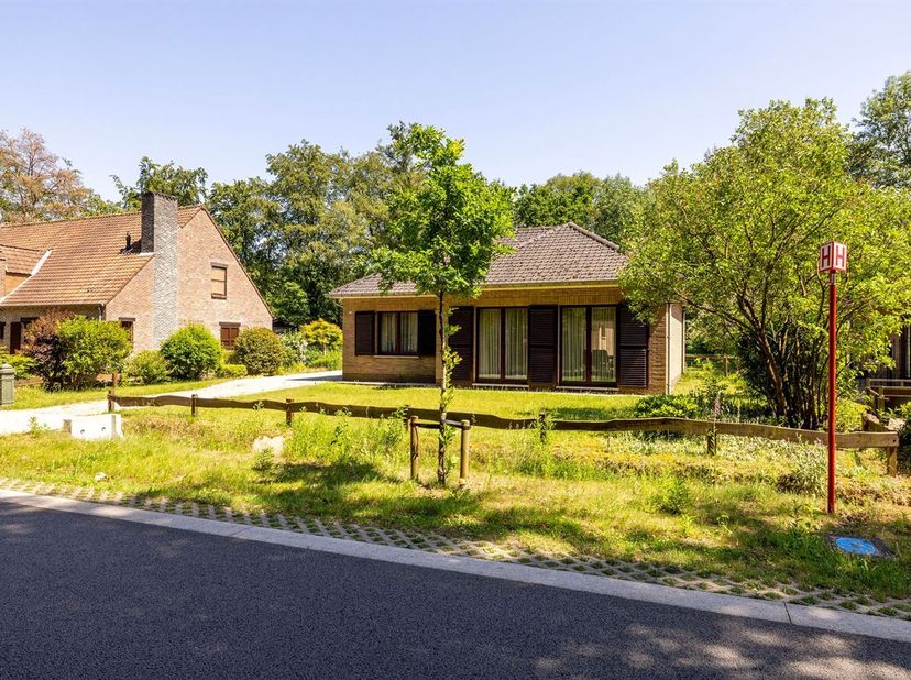 Maison basse rafraîchissable idéalement située sur un terrain d'environ 900 m²<br />
Aménagement :<br />
Hall d'entrée avec toilettes invités, espace