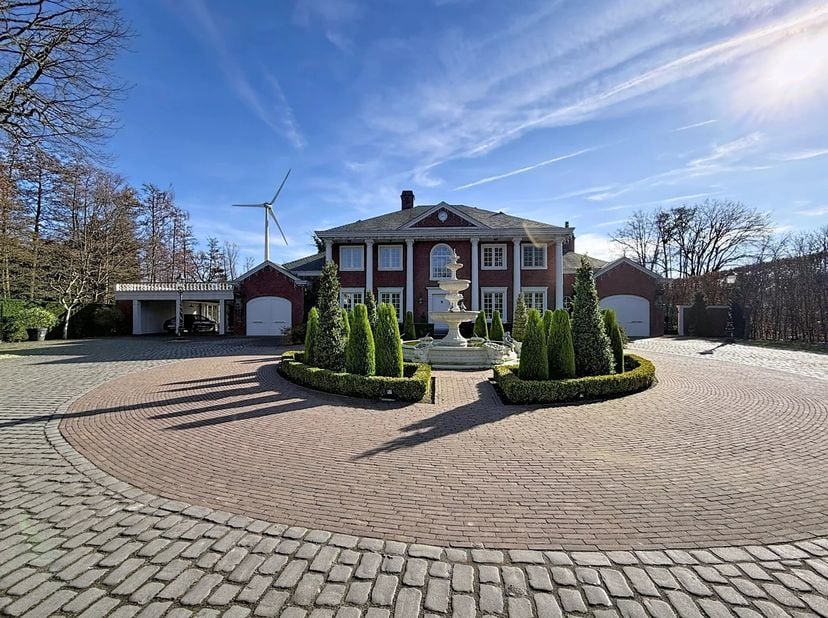 Deze villa is gelegen in een doodlopende rustige straat te Mol-Gompel naast het kanaal.<br />
De totale perceelsoppervlakte is meer dan 1,5 hectare wa