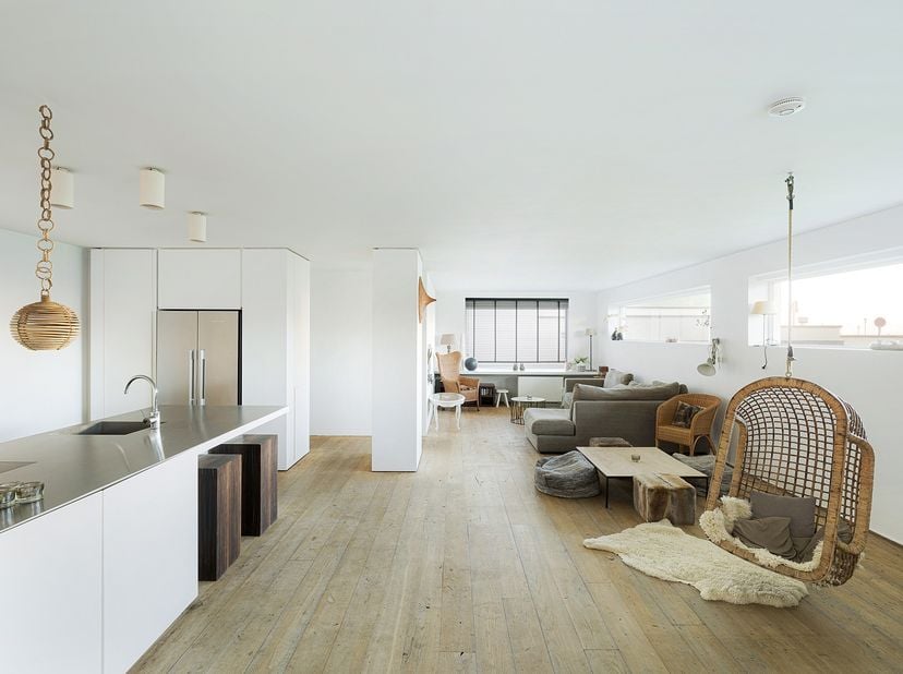 Dit royale gelijkvloers appartement van 160 m² bevindt zich op een uitzonderlijke locatie in Duinbergen, rechtstreeks aan het Jozef Stübbenpark en op