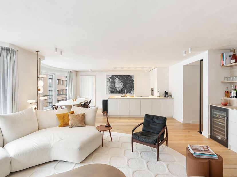 Prachtig gerenoveerd appartement met drie mooie slaapkamers en een gevelbreedte van maar liefst 9,75 m, gelegen in de Jozef Nellenslaan. Dit apparteme