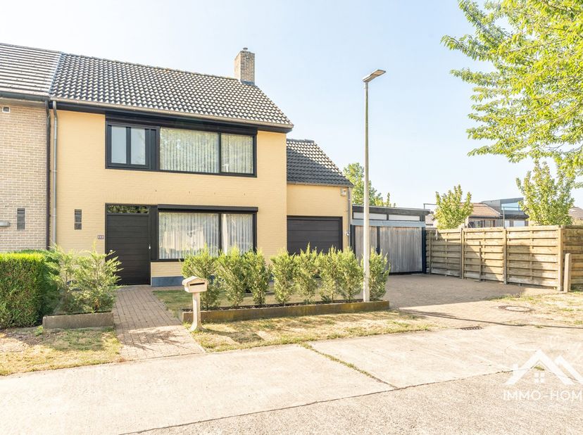 Deze heel rustig gelegen gerenoveerde woning (op het einde van een doodlopende straat in een groene woonwijk) ontvangt je in een mooie inkomhal (met g