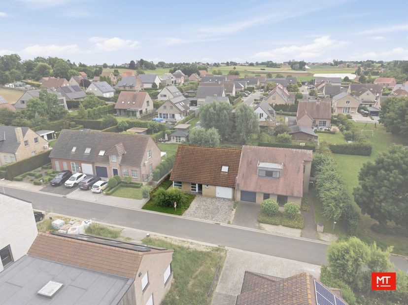 In een rustige én kindvriendelijke wijk&amp;nbsp;nabij het centrum van Zonnebeke vindt u deze halfopen woning. Het pand werd gebouwd in&amp;nbsp;2001&amp;nbsp;en