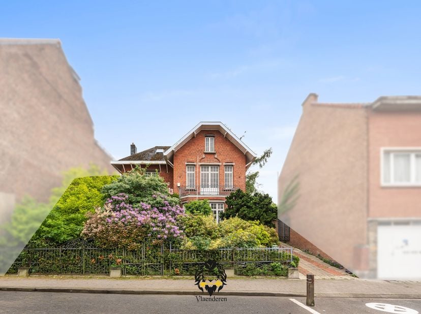 Achter deze charmante gevel schuilt een echte verborgen parel vol karakter, authenticiteit en mogelijkheden. Deze statige woning van ca. 150 jaar oud