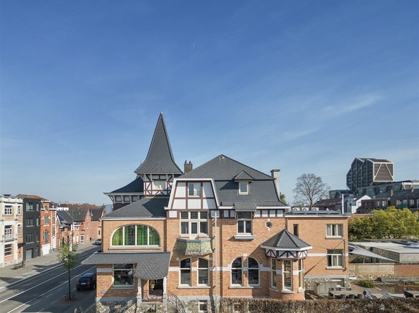 A deux pas du centre de Hasselt, le long de la Kuringersteenweg, se trouve une propriété exceptionnelle qui combine de manière unique l'histoire, l'ar