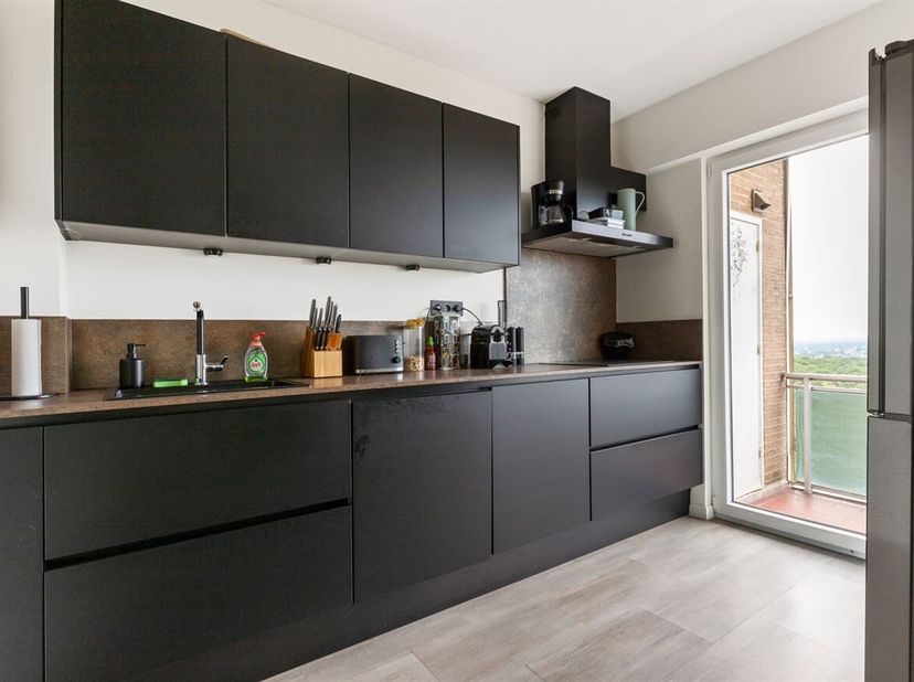 Cet appartement prêt à emménager allie une vue panoramique au confort de vie contemporain. Grâce à son emplacement au 13e étage, vous profiterez chaqu