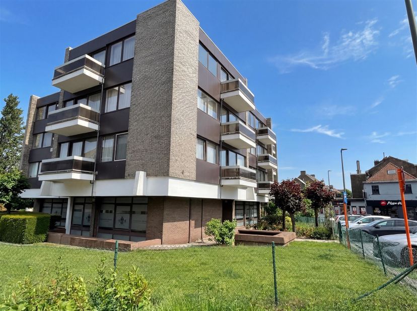 APPARTEMENT INCLUSIEF ONDERGRONDSE STAANPLAATS VLAKBIJ CENTRUM! <br />
 Appartement  op de 2 e verdieping met gezellig terras.<br />
 Inkomhal met v