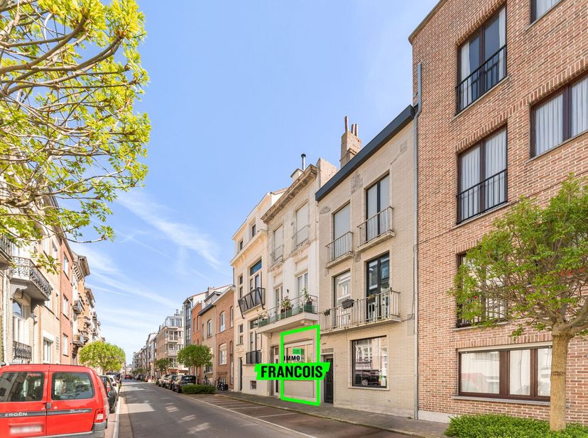 Bent u op zoek naar een woning te koop in Blankenberge met karakter en tal van mogelijkheden? Dit ruime appartement in de Sergeant de Bruynestraat bie