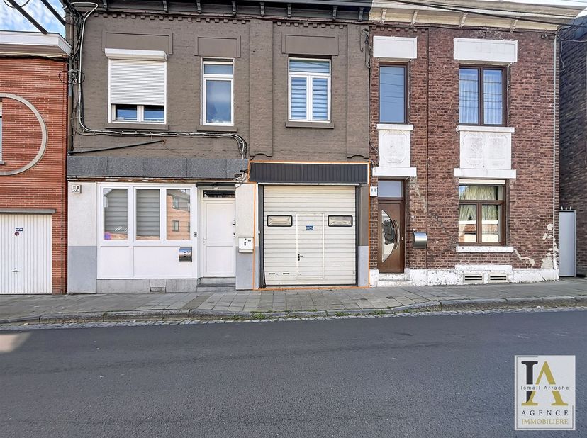 Situé à Saint-Nicolas, à proximité de nombreuses facilités et des grands axes autoroutiers, cet entrepôt offre une superficie de 330m³.<br />
Il se co