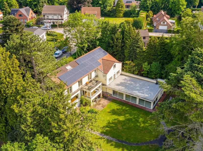 Gelegen in de residentiële wijk Vuurgat in Overijse, biedt deze karaktervolle villa, gebouwd in 1962 en uitgebreid in 1992 en 2007, een totale oppervl