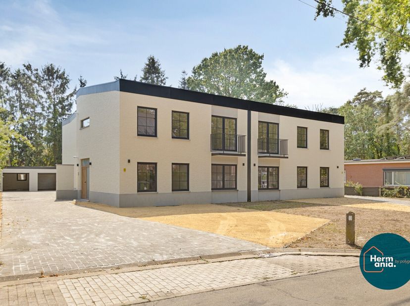 Volledig gerenoveerd gelijkvloersappartement met tuin, garage en 2 slaapkamers.<br />
Op zoek naar een ruim en instapklaar appartement met een eigen t
