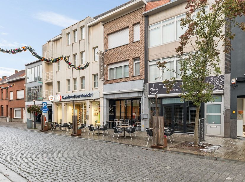Horecazaak over te nemen in hartje Herentals. <br />
<br />
De aankoopprijs omvat het gerenoveerd (2012) handelsgelijkvloers, alsook het handelsfond