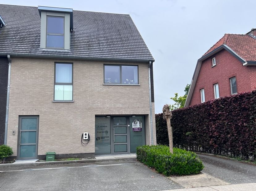 KROONWINNINGSTRAAT 57:<br />
Kantoor of praktijkruimte van ca. 136m² met een kelder van ca. 95m², terras en voldoende parking achteraan. Centraal gele