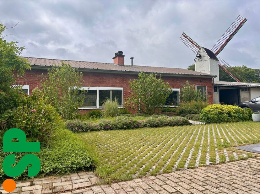 Gerenoveerde woning gelegen nabij het centrum van Larum, vlakbij scholen, winkels, openbaar vervoer,...<br />
Via de inkomhall (tegels, 14m²) is er to