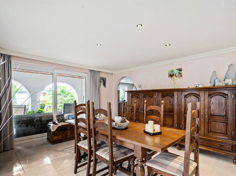Deze karaktervolle Spaanse villa is gelegen in de Bovenstraat te Lummen, op een gunstige locatie waar rust en bereikbaarheid samenkomen. Het centrum v