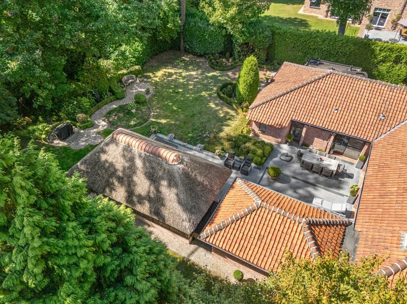 Deze charmante villa straalt karakter en mediterrane charme uit. De woning biedt een praktische en ruime indeling met het comfort van gelijkvloers won