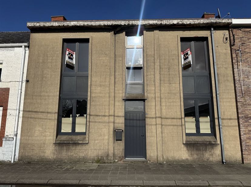 Goed huis met 2 slaapkamers en binnenplaats, gelegen in Péruwelz.<br />
De woning, die gerenoveerd moet worden, bestaat op de begane grond uit: een ha