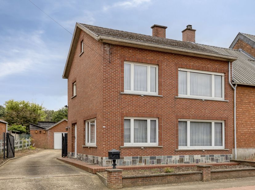 Deze te renoveren woning op de Testeltsebaan in Testelt biedt een unieke kans voor wie op zoek is naar een woning met tal van mogelijkheden. De woning
