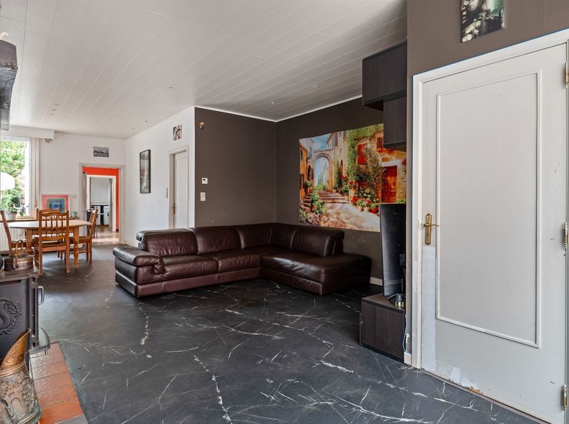 Ruime gezinswoning met potentieel in rustige buurt van Hemiksem<br />
<br />
Gelegen in een rustige wijk, op wandelafstand van het centrum van Hemik