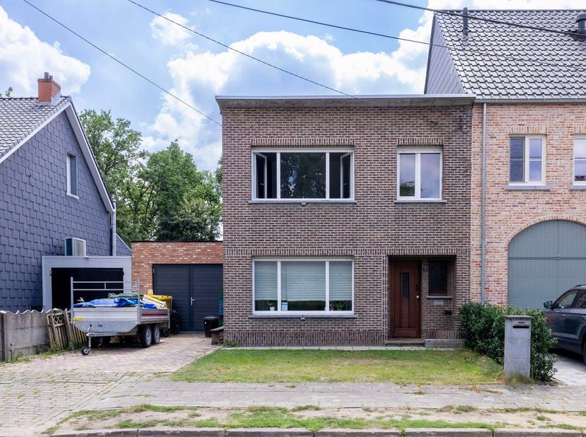 Deels gerenoveerde woning met o.a. 3 slaapkamers in een doodlopende straat.<br />
Deze deels gerenoveerde woning is gelegen in een rustige doodlopende